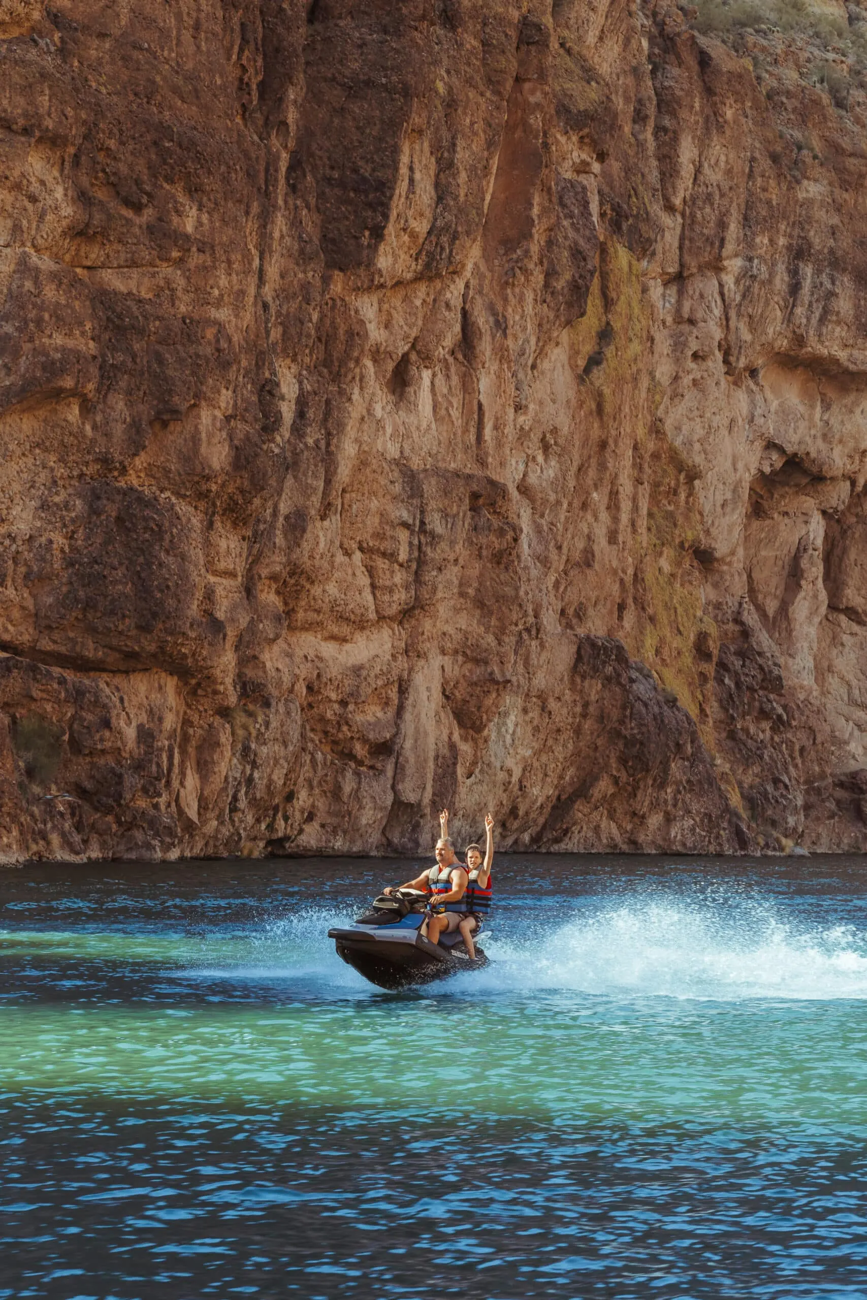 Canyon Lake 6 Wave And Ridge Rental Boat In Motion On Canyon Lake
